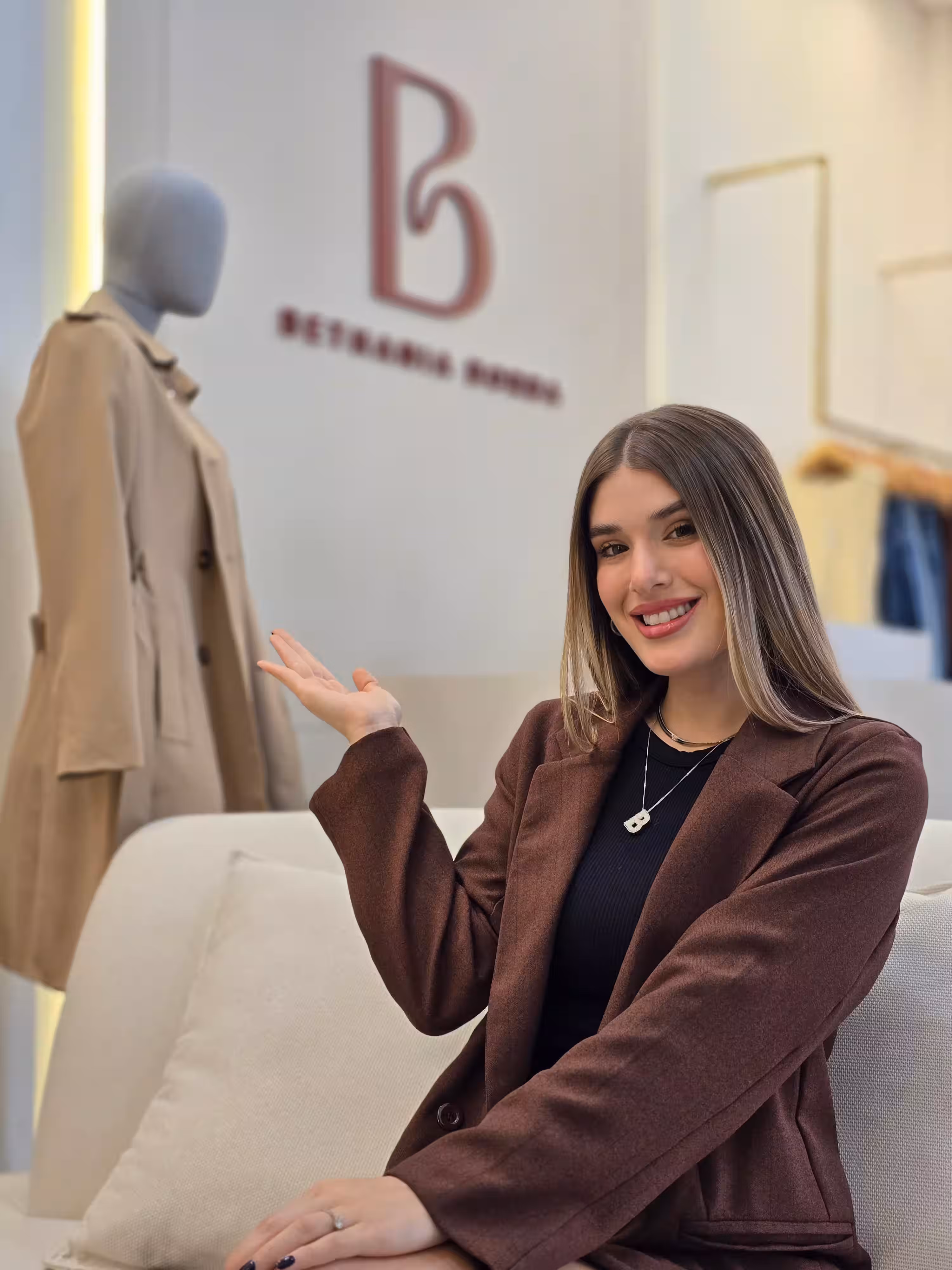 Sofá Curvo modelo 'Sofá Orgánico Impermeable' de Villmor Home Decor. Diseño exclusivo de Villmor en Paraguay.