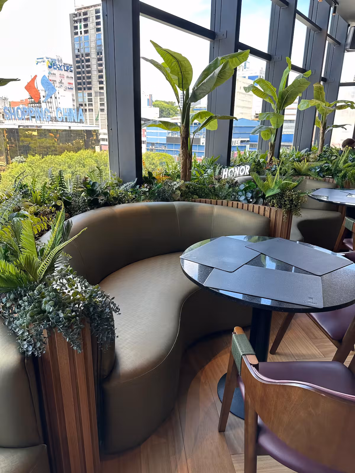 Sofá Curvo a Medida modelo 'Sofá Orgánico para Paz Arquitectura' de Villmor Home Decor. Diseño exclusivo de Villmor en Paraguay.