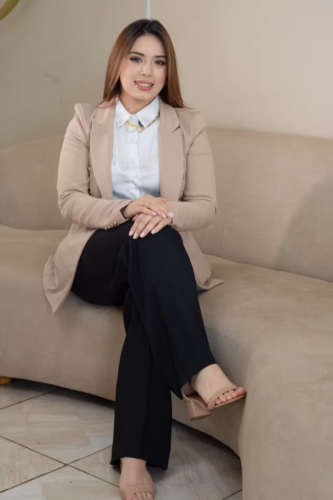 Sofá Orgánico modelo 'Recepción Salón Fiorella Torreani' de Villmor Home Decor. Diseño exclusivo de Villmor en Paraguay.