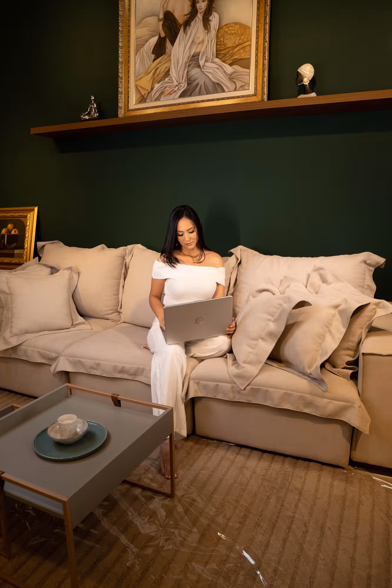 Sofá de diseño premium de Villmor Home Decor en una sala de estar elegante